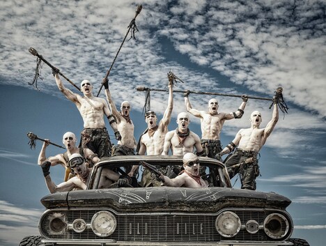 白塗りの武装集団・ウォーボーイズ。