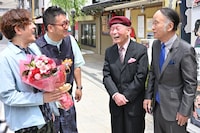 那須の復帰を祝福する海原はるか・かなた。(c)MBS