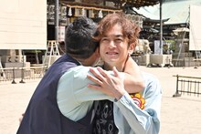 復帰した相方・那須に抱きつくなすなかにし中西。(c)MBS