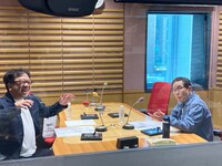 キャイ～ン天野（左）と、萩本欽一。