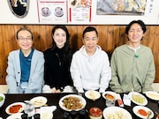 左から、小日向文世、天海祐希、ナインティナイン。(c)テレビ朝日