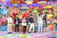 「アメトーークCLUB」に「前説芸人」として出演する（前列左から）レギュラー、バイク川崎バイク、スカチャン、（後列左から）サンタモニカ、そいそ～す、Now on sale。(c)テレビ朝日