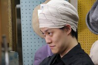 帽子を被る霜降り明星・粗品。