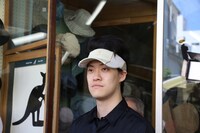 帽子を被る霜降り明星・粗品。