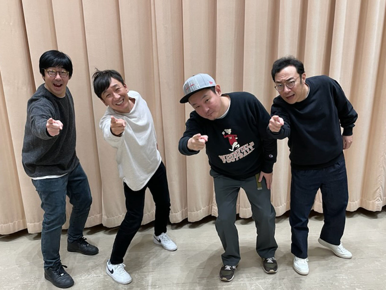 マシンガンズ西堀（左から3人目）と東京03。「MAXめんどくせえ！」のポーズ。