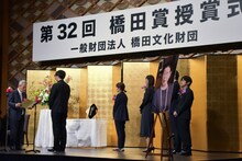 「ブラッシュアップライフ」のスタッフ陣と共に登壇するバカリズム（右端）。