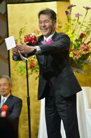 壇上から出席者たちに拍手を贈り、受賞の喜びをわかちあう井上順。