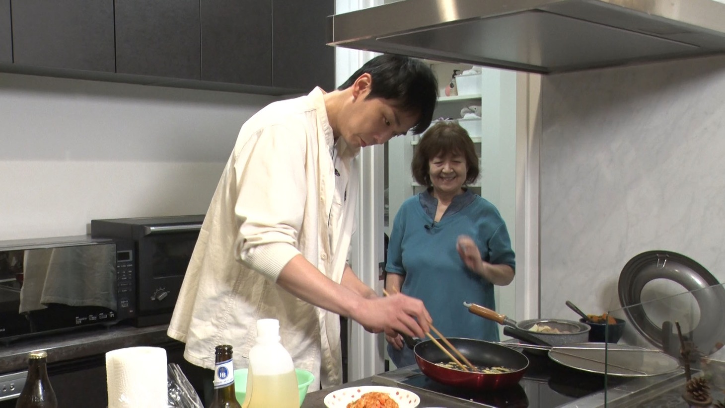 広いキッチンでオムライスを作るかまいたち濱家。 (c)MBS