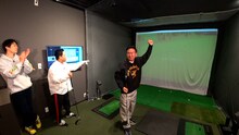 シミュレーションゲージでの試打で好成績を残す、ゴルフ経験者のかまいたち山内。(c)MBS