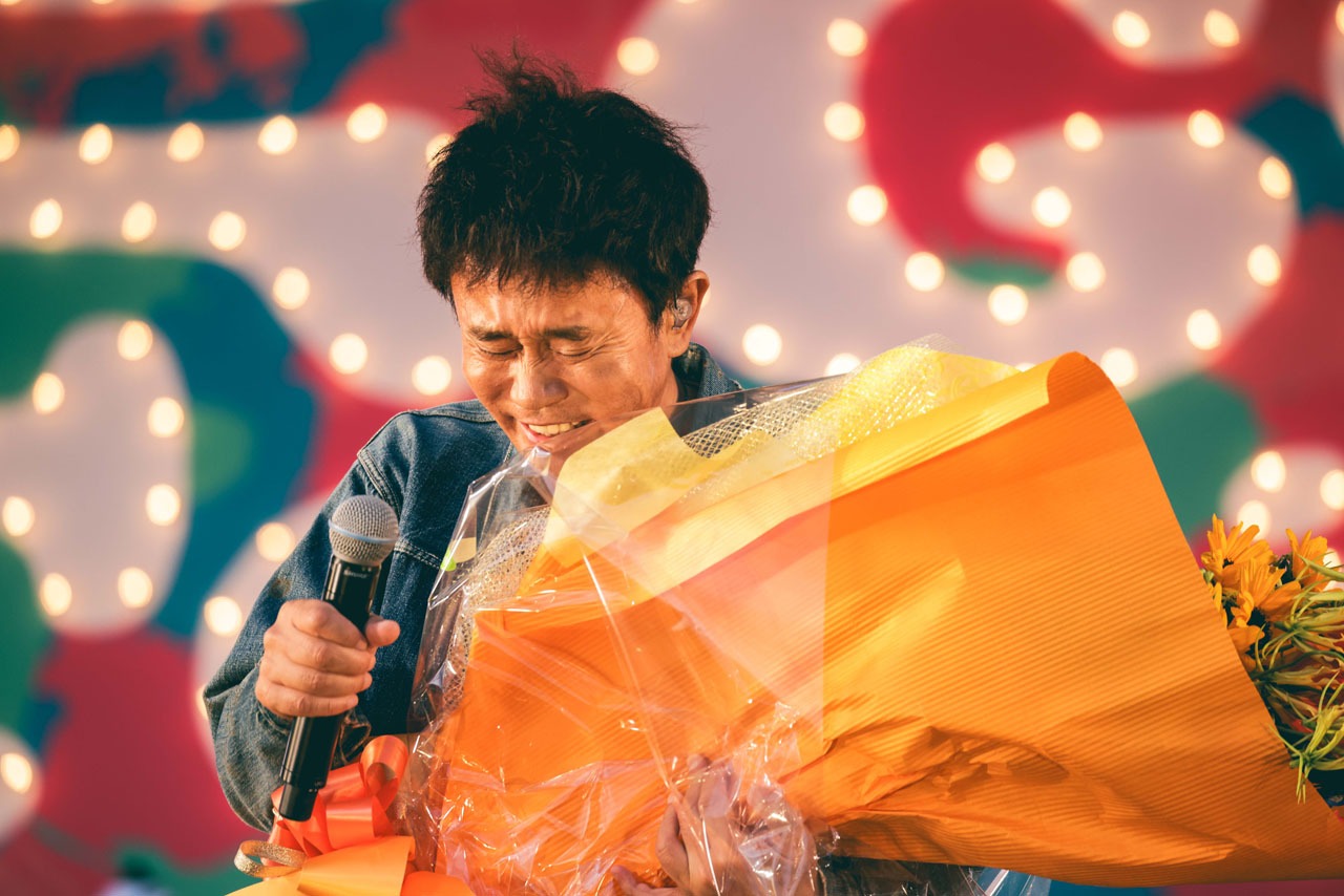奥田民生から誕生日の花束をもらう浜田雅功。（撮影：渡邉一生）