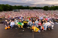 1日目の出演者、来場者との記念写真。（撮影：Purosangue/Konakamura）