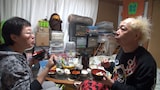 「ザ・ノンフィクション」より、電撃ネットワーク南部虎弾夫妻の食卓の様子。(c)フジテレビ