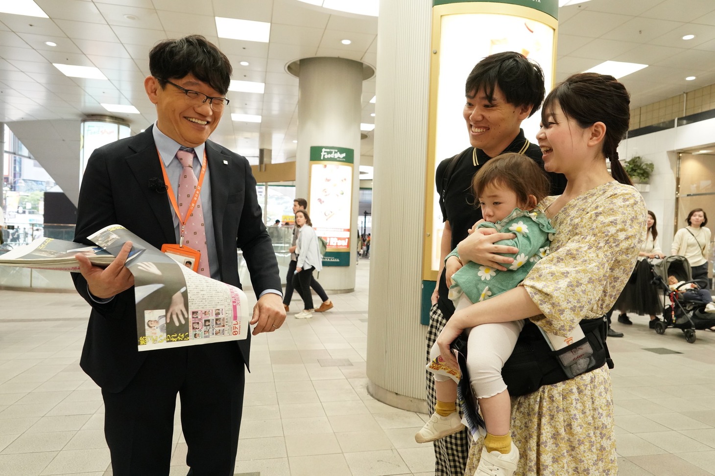 “号外”を配るずん飯尾。
