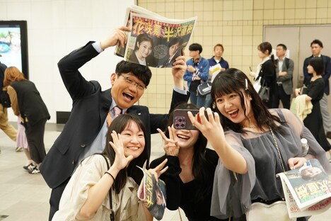 “号外”を配るずん飯尾。