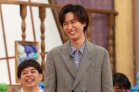 さや香と組む阿部亮平。(c)フジテレビ