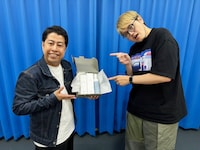 誕生日プレゼントとしてスキンケアセットを贈られた井口（左）と、飯塚（右）。