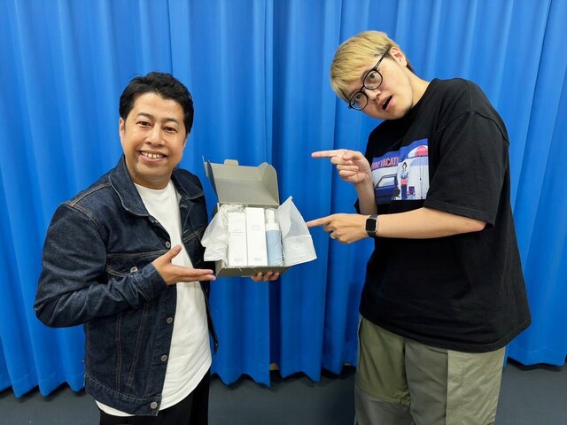 誕生日プレゼントとしてスキンケアセットを贈られた井口（左）と、飯塚（右）。