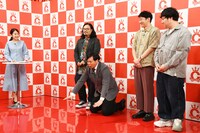 「今年は我々カゲヤマが優勝をいただきます！ 大変申し訳ございませんでした！」と自身のネタのように土下座をするカゲヤマ益田（中央）。