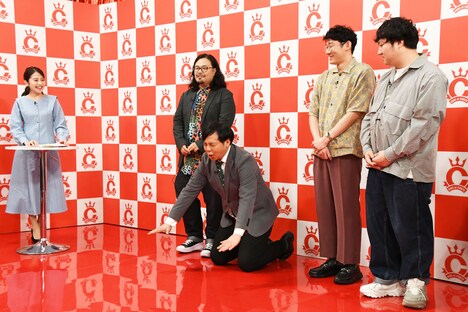 「今年は我々カゲヤマが優勝をいただきます！ 大変申し訳ございませんでした！」と自身のネタのように土下座をするカゲヤマ益田（中央）。