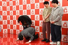 コンビ揃って頭を下げるカゲヤマ。