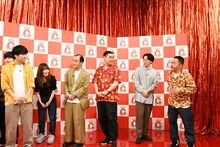 ほかの芸人たちに突然質問するザ・マミィ酒井（右端）。