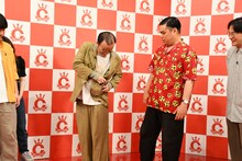 パラレルワールドから来たあべこうじとして、ポケットから何かを取り出そうとする、ななまがり森下。