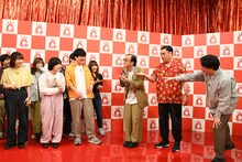 「パラレルワールドの高橋愛」をポケットから取り出して紹介する、パラレルワールドから来たあべこうじことななまがり森下。