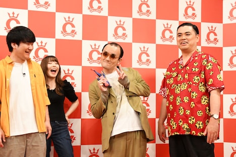 パラレルワールドから来たあべこうじこと、ななまがり森下が「パラレルワールドの高橋愛」をポケットから取り出して披露する場面。