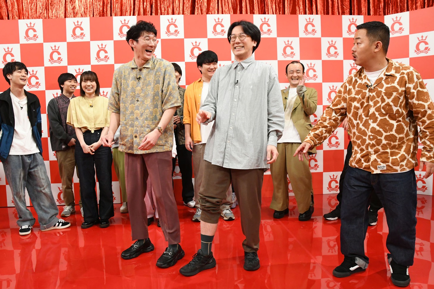 ロングコートダディ堂前と相方・林田が偶然同じ靴下を履いてきたと指摘する、ザ・マミィ酒井。