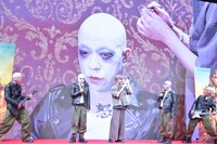 巨大スクリーンで上映されたバイきんぐ小峠のメイクの様子。