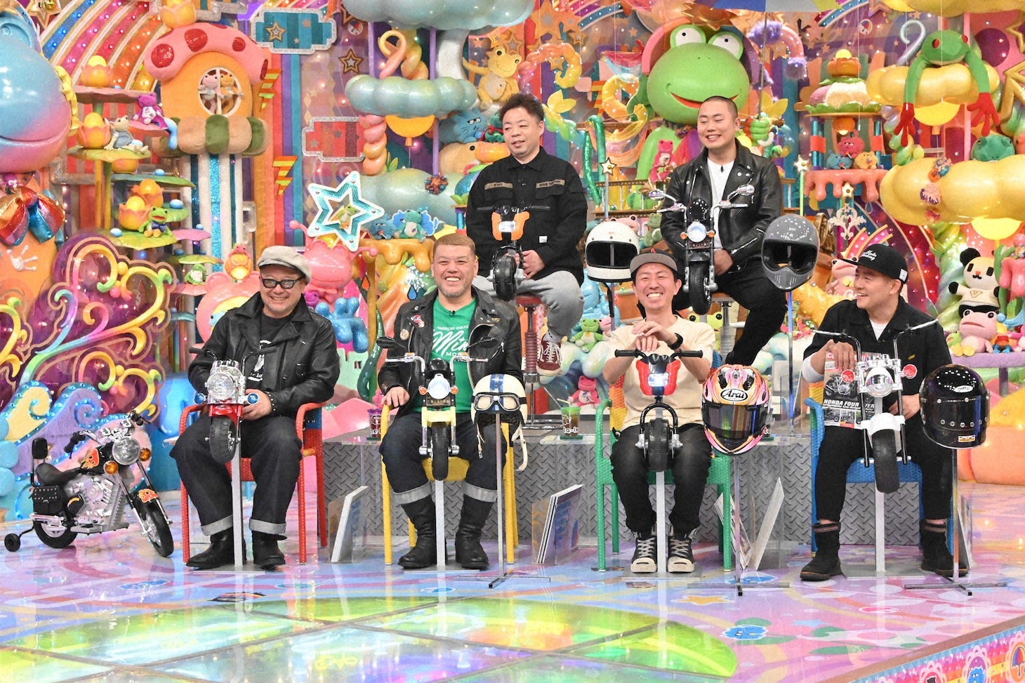 「アメトーーク！」に「バイク芸人」として出演する（前列左から）ケンドーコバヤシ、野性爆弾くっきー！、チュートリアル福田、スピードワゴン井戸田、（後列左から）ダイアン・ユースケ、ハナコ岡部。(c)テレビ朝日