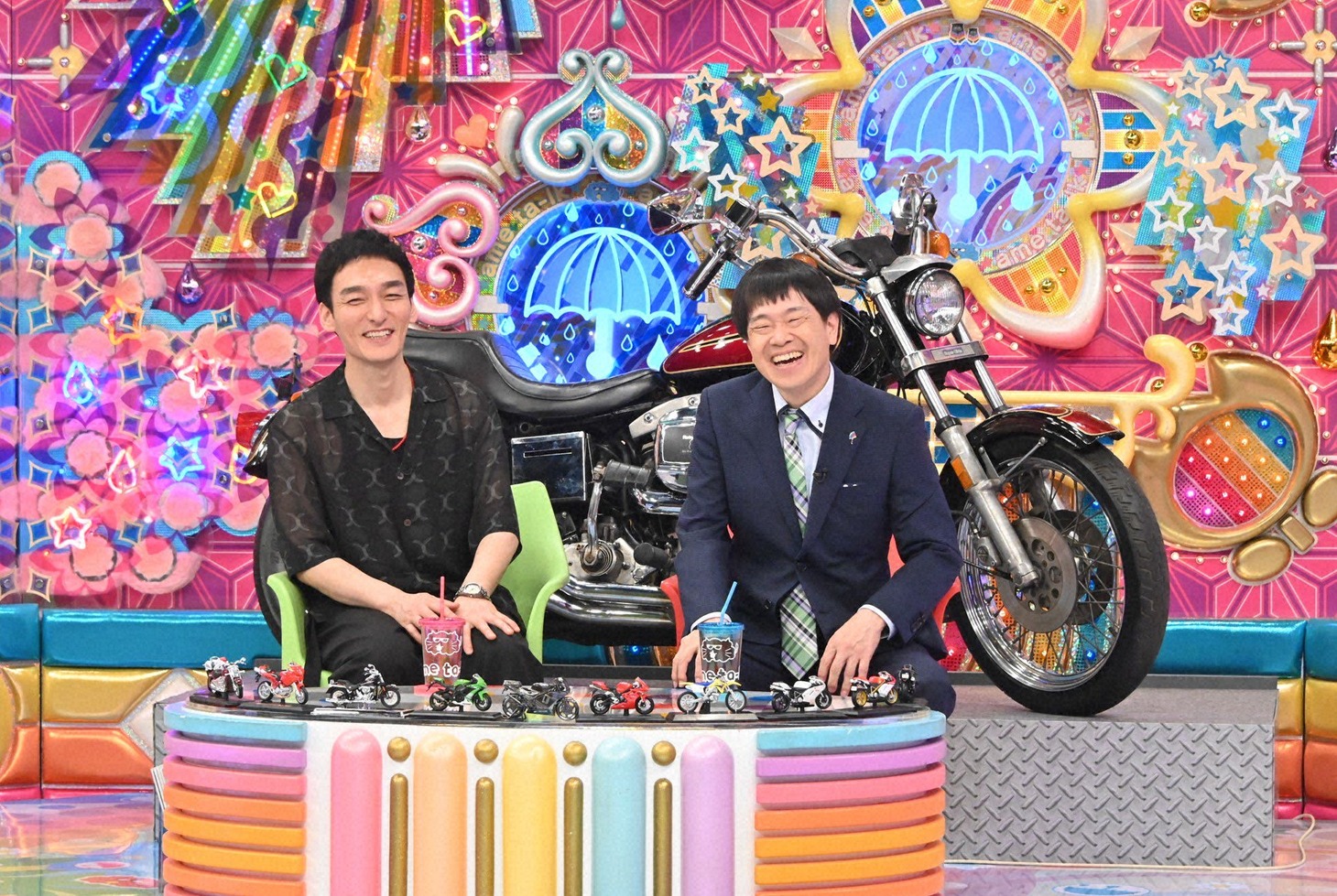 MC側ゲストの草彅剛と、MCの蛍原徹。(c)テレビ朝日