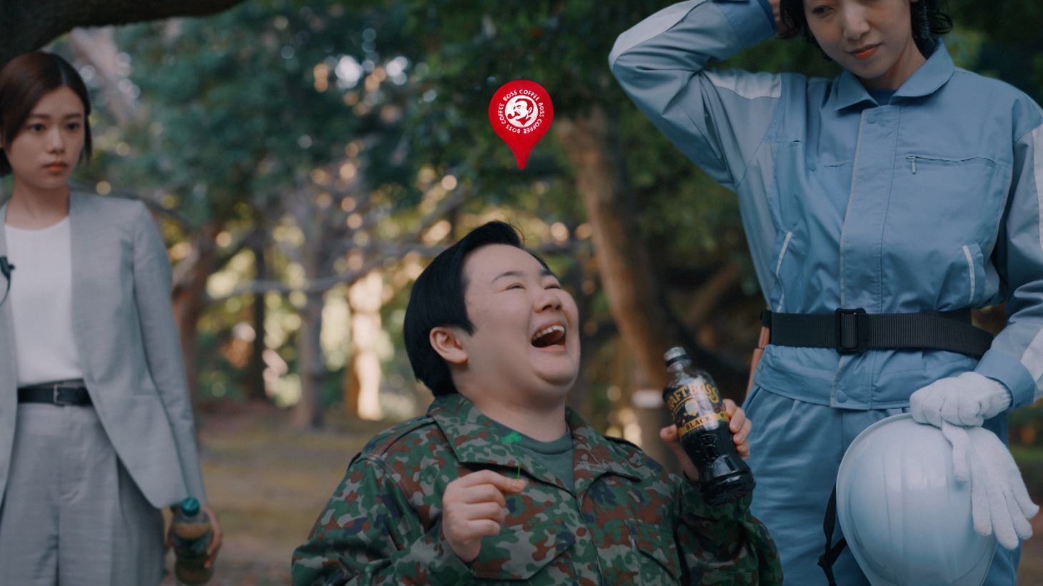 「クラフトボス」の新CM「宇宙人ジョーンズ・仕事の場所」のワンシーン。