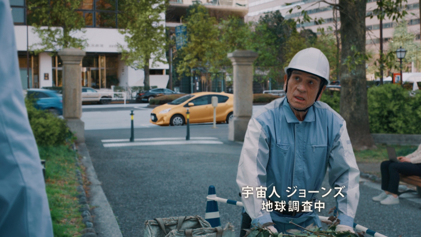「クラフトボス」の新CM「宇宙人ジョーンズ・仕事の場所」のワンシーン。