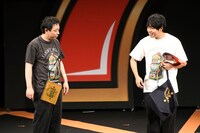 とにかくグッズを買ってほしいとアピールするさらば青春の光。