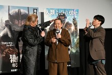 卵っぽいサルゴリラ赤羽の頭をなでる竹内力。