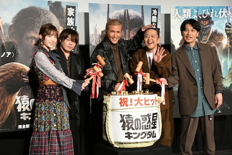 左から小松未可子、松岡禎丞、竹内力、サルゴリラ。