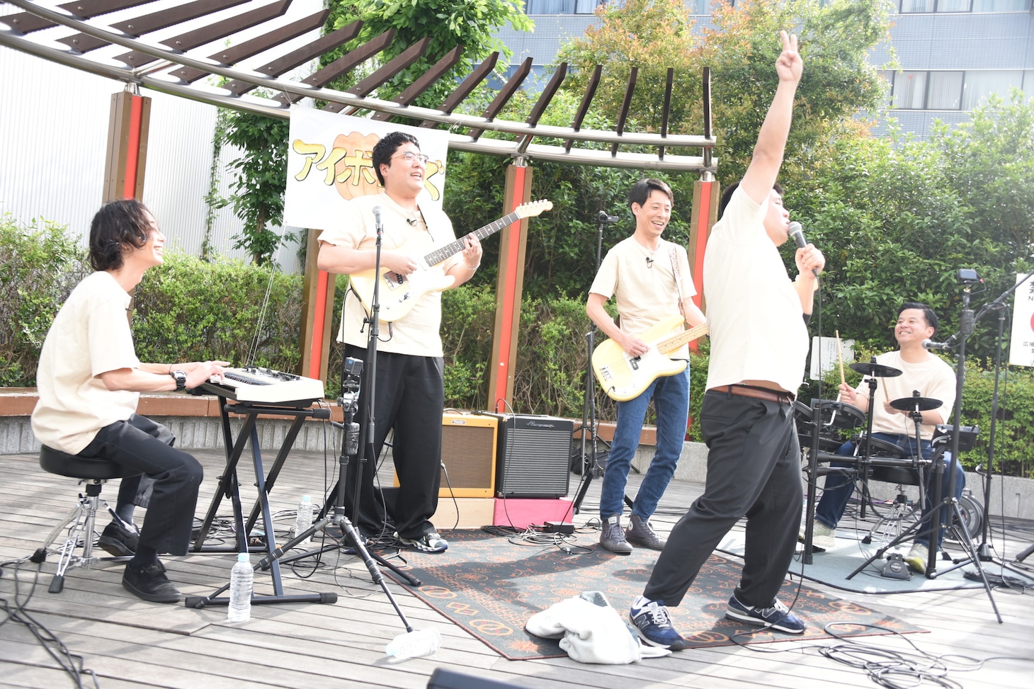 アイボリーズのゲリラライブの様子。