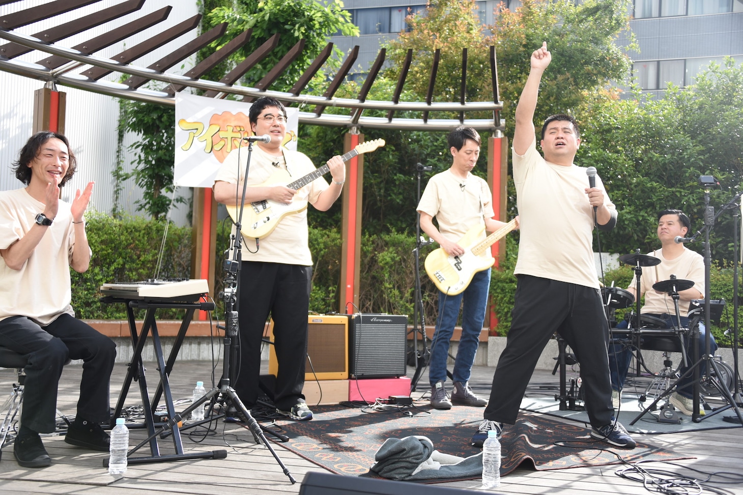 アイボリーズのゲリラライブの様子。