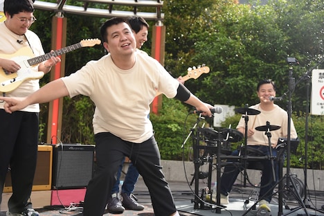 アイボリーズのゲリラライブの様子。