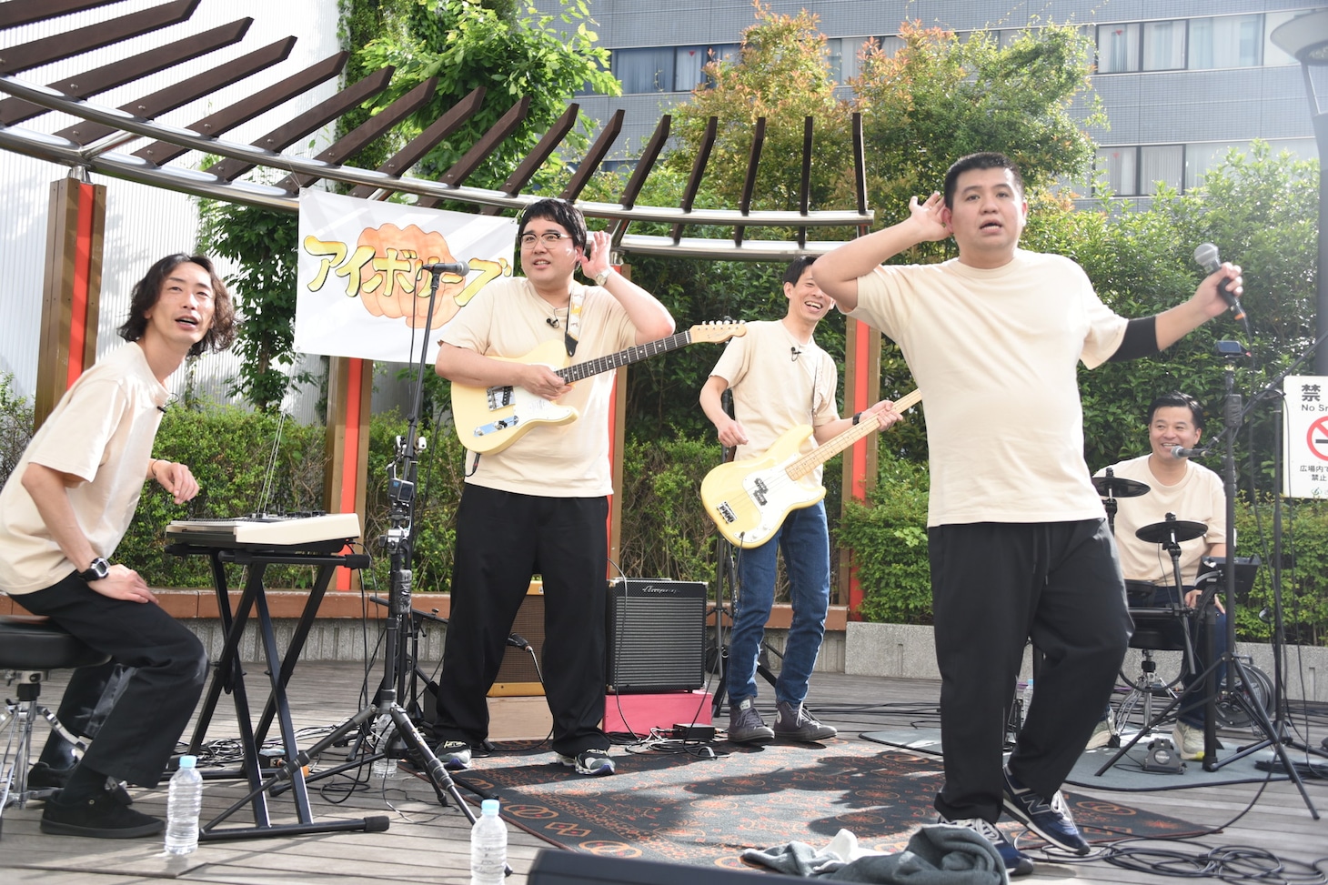 アイボリーズのゲリラライブの様子。