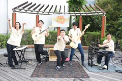 芸人バンド・アイボリーズが浦和でゲリラライブ、フラカン提供のオリジナル曲制作を明かす