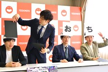 シゲカズですプロデュースによる記者会見の様子。