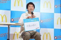 大喜利のようにプレミアムローストアイスコーヒーのリニューアルに関するお題に答える千原ジュニア。