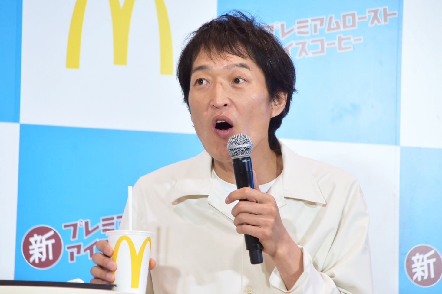 マクドナルドのリニューアルされた「プレミアムローストアイスコーヒー」を試飲して「本物！」と驚く千原ジュニア。