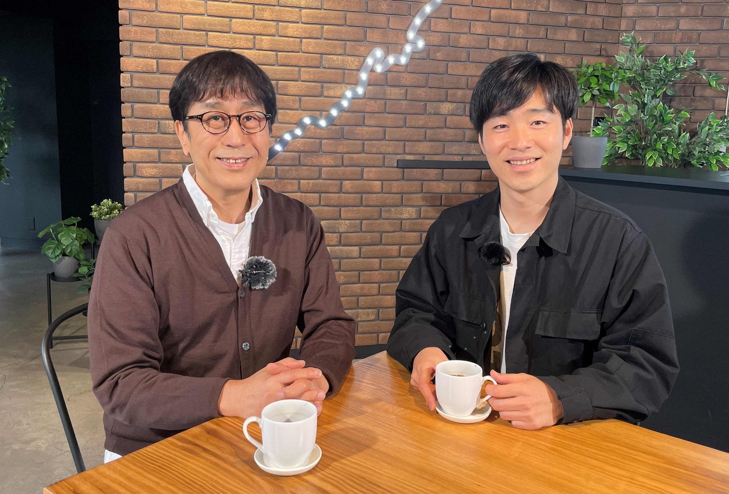 左から松任谷正隆、ジャルジャル後藤。(c)BS朝日