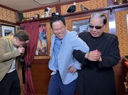 Mr.マリックがダイアンに“モテるマジック”を伝授する「ゲストダイアン」のワンシーン。(c)ABCテレビ