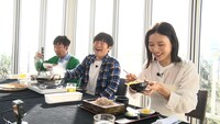 無限に食べる東京03飯塚、バカリズム、朝日奈央。(c)テレビ東京