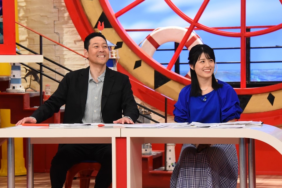 左から東野幸治、中島めぐみアナウンサー。(c)関西テレビ