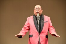 マスコミ向けに漫談を披露する街裏ぴんく。